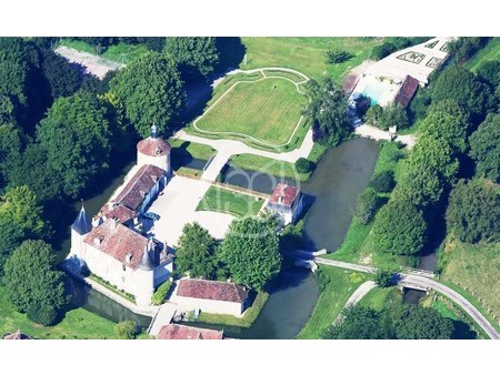 château xvi-xviiie siècles  parc d'environ 7 6 hectares avec piscine  tennis a proximité d