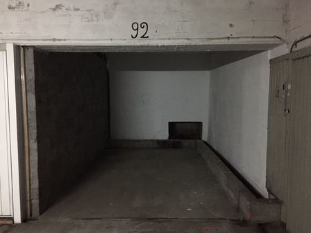 parking couvert protégé par 3 murs sans porte