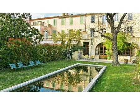 maison de maître sur parc avec piscine au cåur d'apt