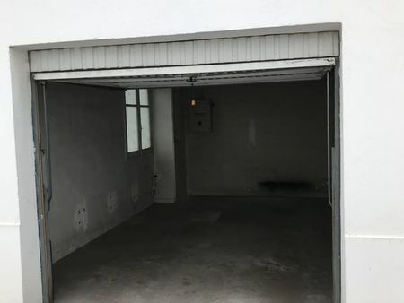 loue grand garage fermé sécurisé proche musée dobree: libre à partir du 1er mai-18m2