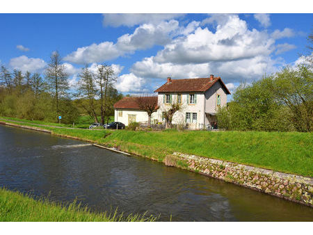 maison ancienne + dépendances à vendre à briennon