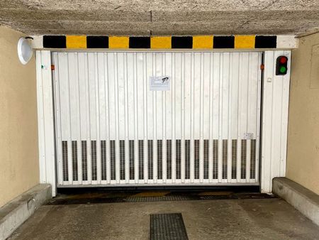 parking intérieur sécurisé place a louer - métro mairie d'issy  porte de paris