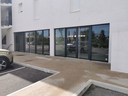 local commercial 106 m² istres