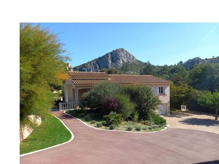 belle villa au pied des collines provençales