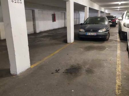 place de parking nimes