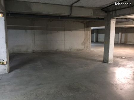 parking souterrain sécurisé 24/7 - idéal pour voiture de tous les jours ou collection  mot