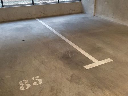 place de parking dans bâtiment récent et sécurisé