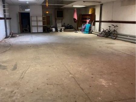place de parking moto dans grand garage
