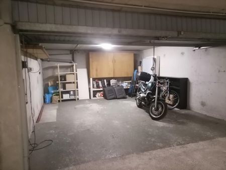 loue place pour moto ou vélos dans box fermé