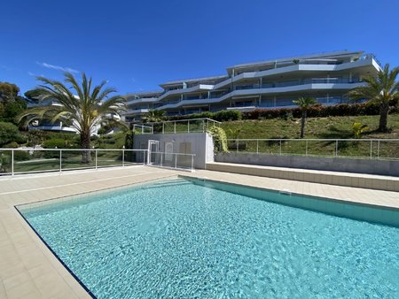très beau 3 pièces  terrasse  piscine.
