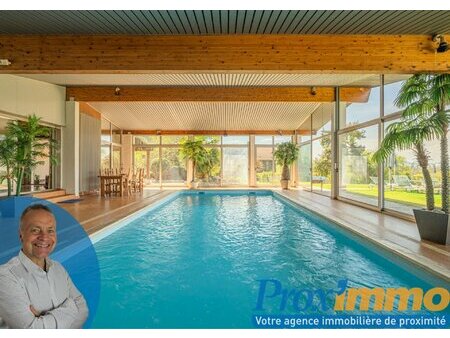 villa de 225 m² habitables  avec piscine intérieure sur 2 830 m² de terrain.