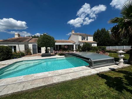 belle maison avec jardin paysage et piscine