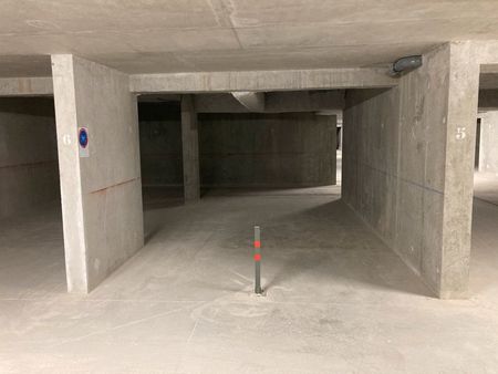 grande place de parking sécurisée en sous-sol
