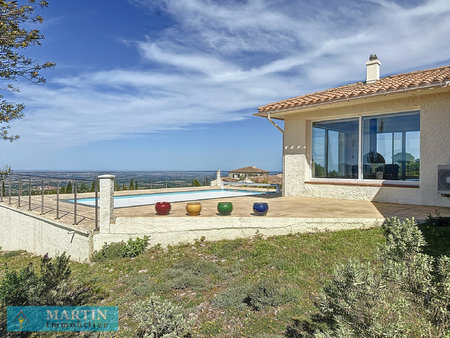 villa avec piscine et une vue panoramique