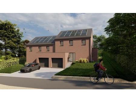maison neuve avec panneaux photovoltaïques et chauffage sol