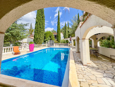 maison style villa de 4 chambres avec piscine sur grand terrain arboré privatif dans le mi
