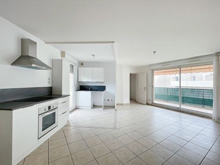 location appartement  96.4 m² t-4 à hyères  1 420 €