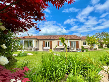 villa magnifiquement construite dans un cadre paisible avec grand jardin et piscine.