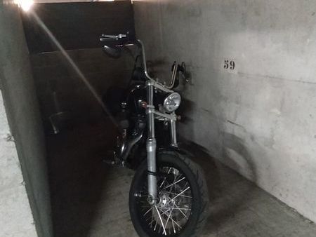 box ouvert dans un parking couvert pour moto  scooter avec video surveillance proche avenu