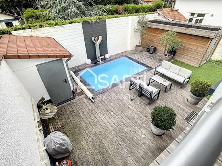 maison individuelle  3 chambres  jardin  terrasse  piscine.