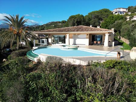villa t6 + appart t3 sur 1400m2 avec piscine à débordement exposée sud est avec superbes..