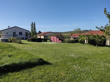 ensemble immobilier   dépendances   sur terrain de 5900 m2 .