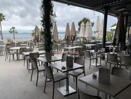 restaurant en bord de mer avec une terrasse face la plage