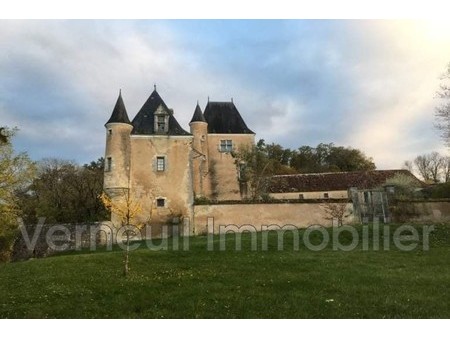 magnifique château à taille humaine en pierre blanche périgourdine sur un terrain de 20 ha