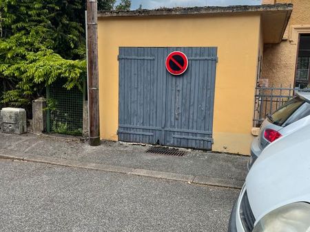 loue garage avec possibilité de se garez devant la porte dans rue privé au centre ville d’