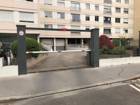 parking lyon 7eme arrondissement / st louis