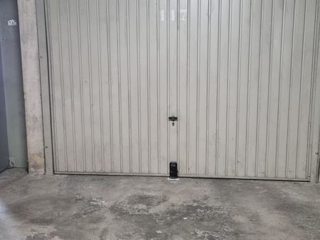 garage fermé  à louer 5 mn à pieds  centre ville aix en pce 13100