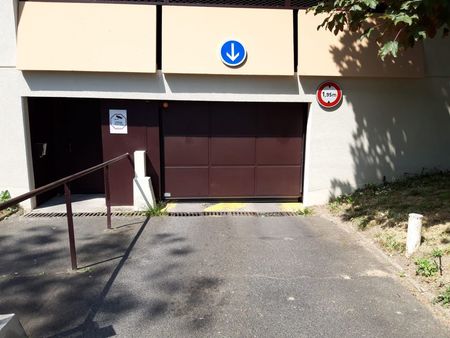 place de parking sécurisée sous-terrain