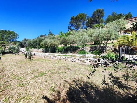terrain constructible de 732 m² arboré d'oliviers  avec une vue légèrement dominante - ple