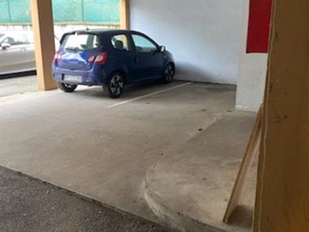 place de parking couverte dans résidence fermée