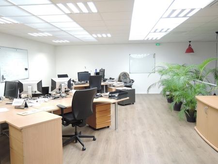 bureau 1 300 m²