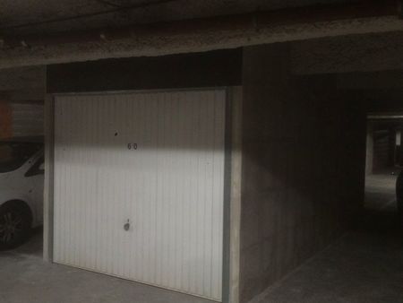 garage box fermé avec mezzanine proche de la gare