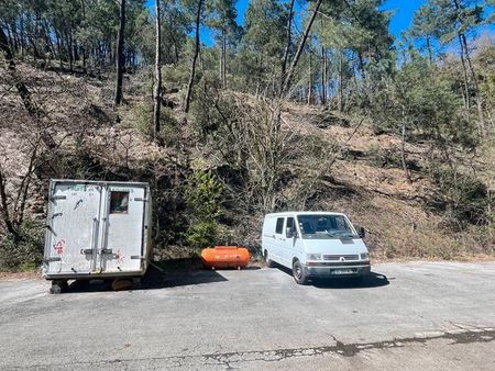 place de stationnement parking camion voiture camping-car