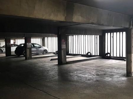 place de parking dans immeuble sécurisé
