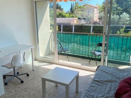 studio avec stationnement et balcon