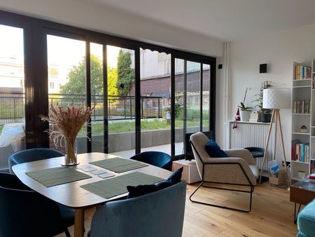 appartement 2 pièces avec terrasse en plein cœur de paris - location meublée 6 à 8 mois
