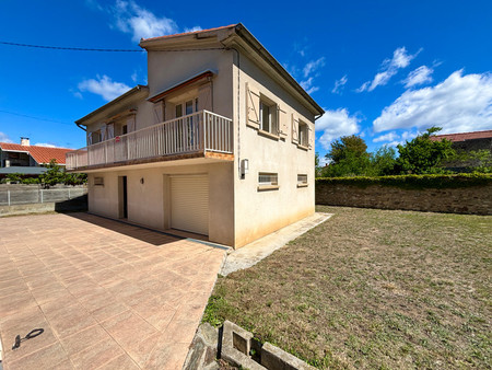 maison 4 faces tres bien entretenues avec 2 chambres à coucher avec garage et jardin avec 