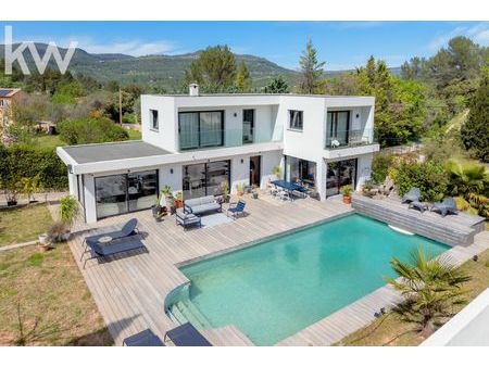 villa contemporaine de luxe avec piscine