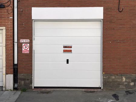 charleroi: entrepôt / garage 46m2 avec porte neuve!