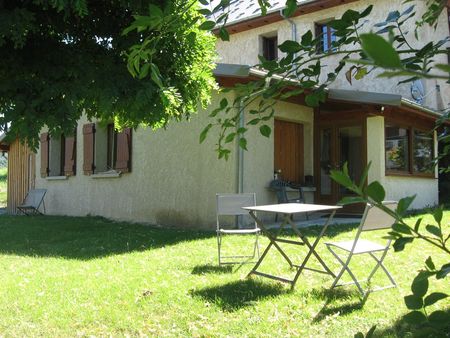 loue à l'année petite maison de plain pieds 68 m² avec jardin