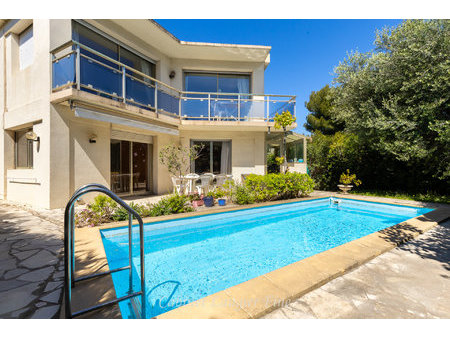 magnifique maison sur 2 niveaux avec jardin  piscine et gara