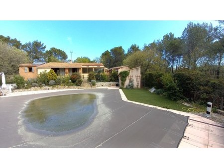 sur 1189 m² de terrain  profitez de cette belle maison de 119 m² avec piscine et pool hous