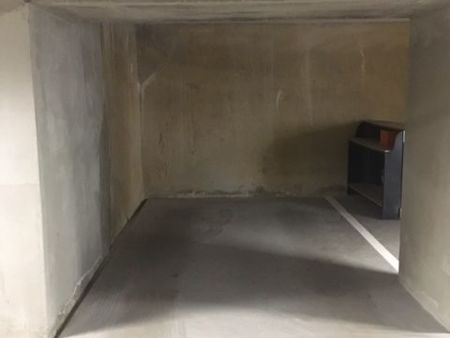place de parking dans bâtiment sécurisé- hauts pavés