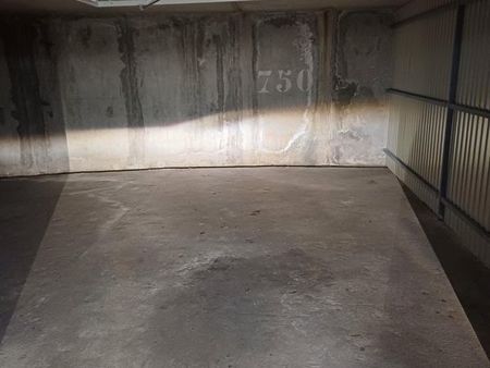garage box ferme dans residence securisee cote pavee