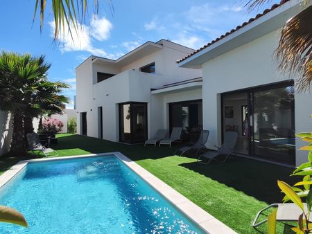 villa contemporaine avec piscine au bord de mer