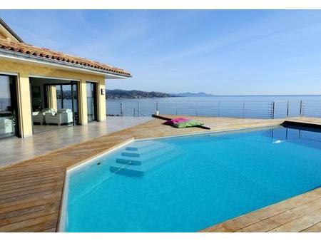 a vendre a ste maxime tres belle villa bioclimatique 220 m2 habitables avec piscine. vue m